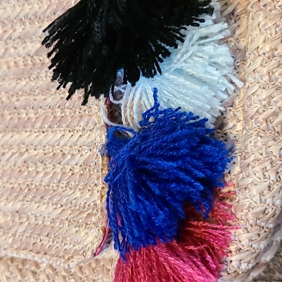 SMALL CUTE STRAW HAND BAG WITH COLORFUL POM POM - Picture 3 of 12